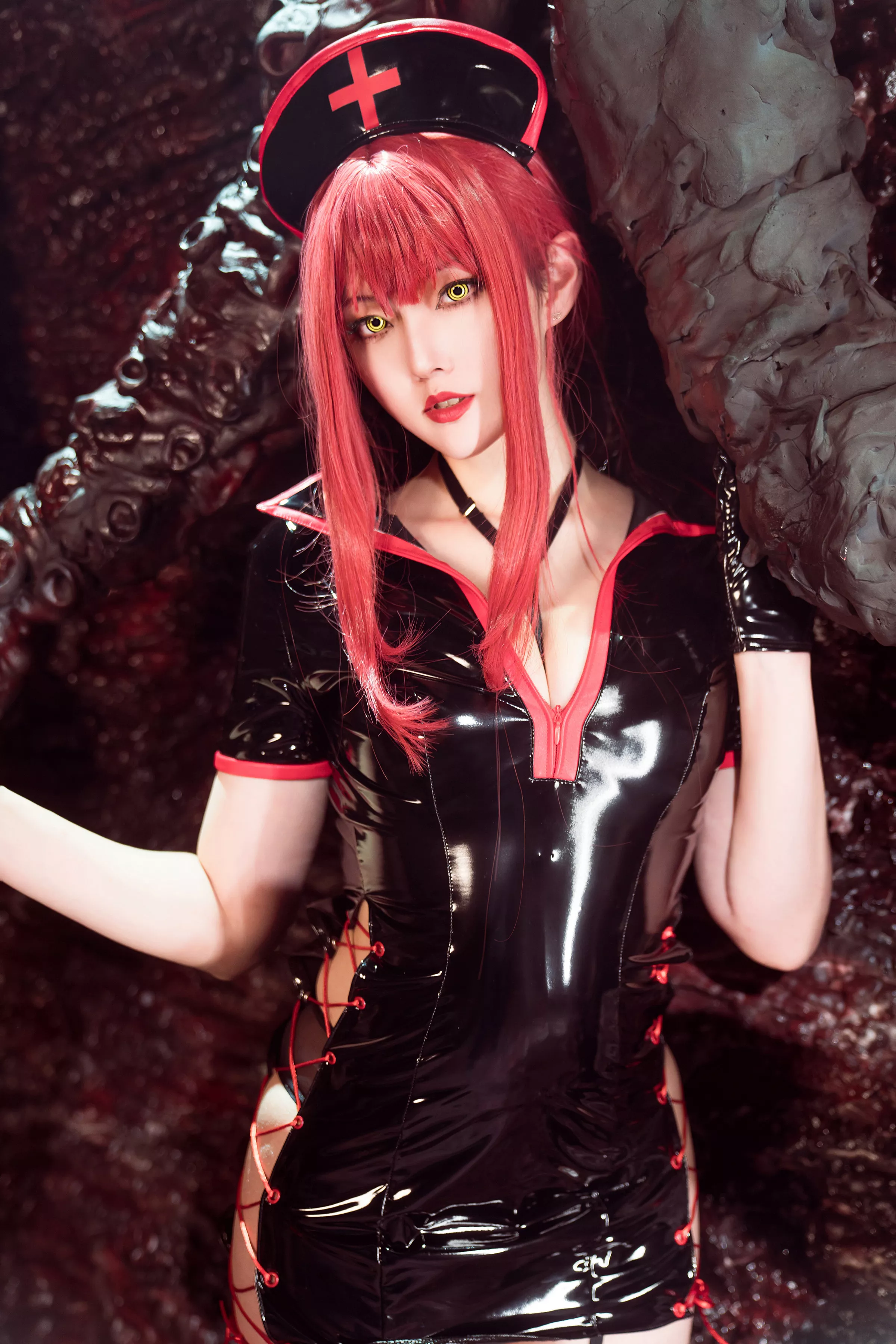 网络美女Natsuko夏夏子玛奇玛护士主题性感黑色皮质护士服配黑丝吊袜秀曼妙身姿诱惑写真72P