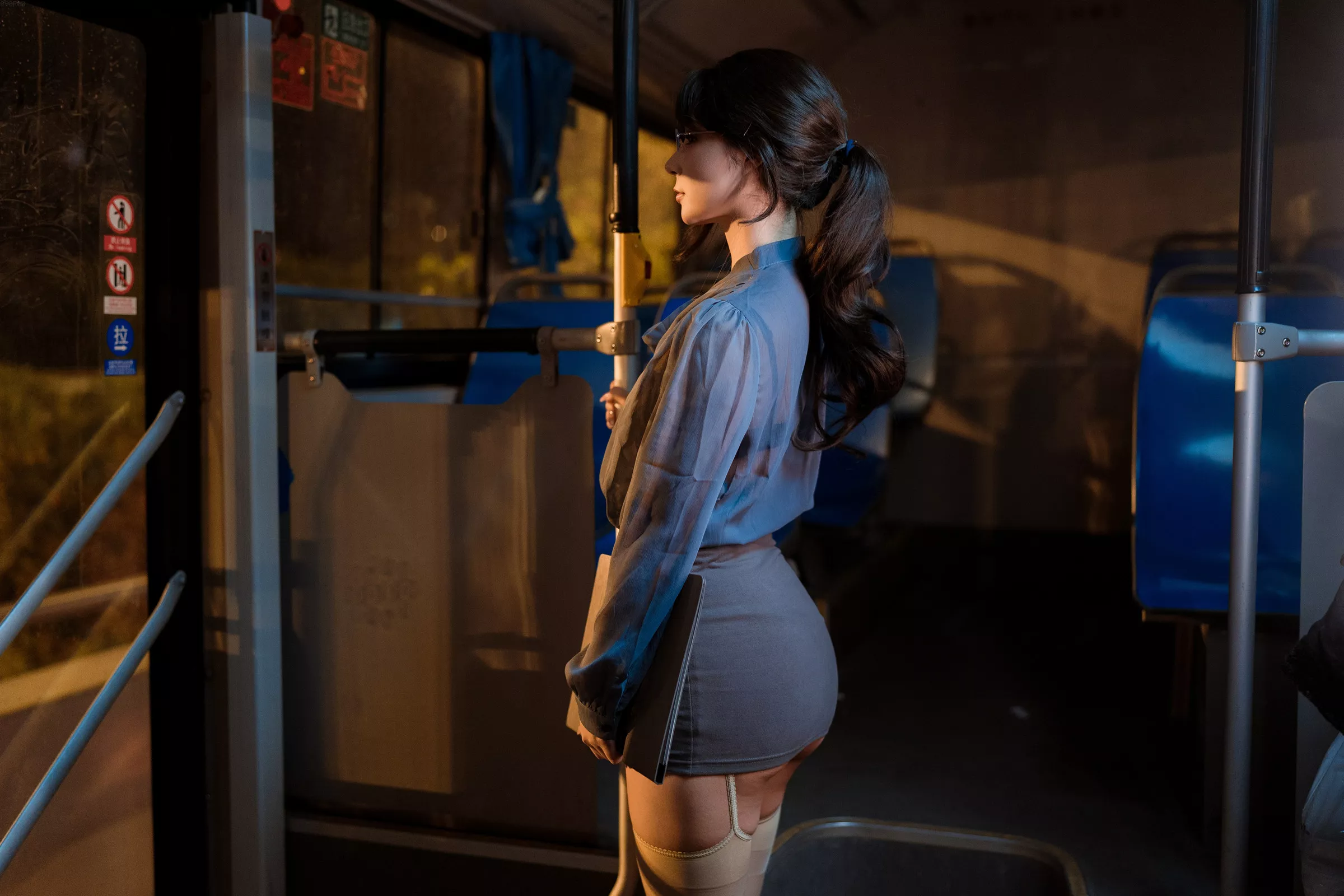 网络美女yuuhui玉汇夜班族主题脱OL制服露黑色蕾丝内衣配肉丝吊袜秀丰腴身姿诱惑写真148P