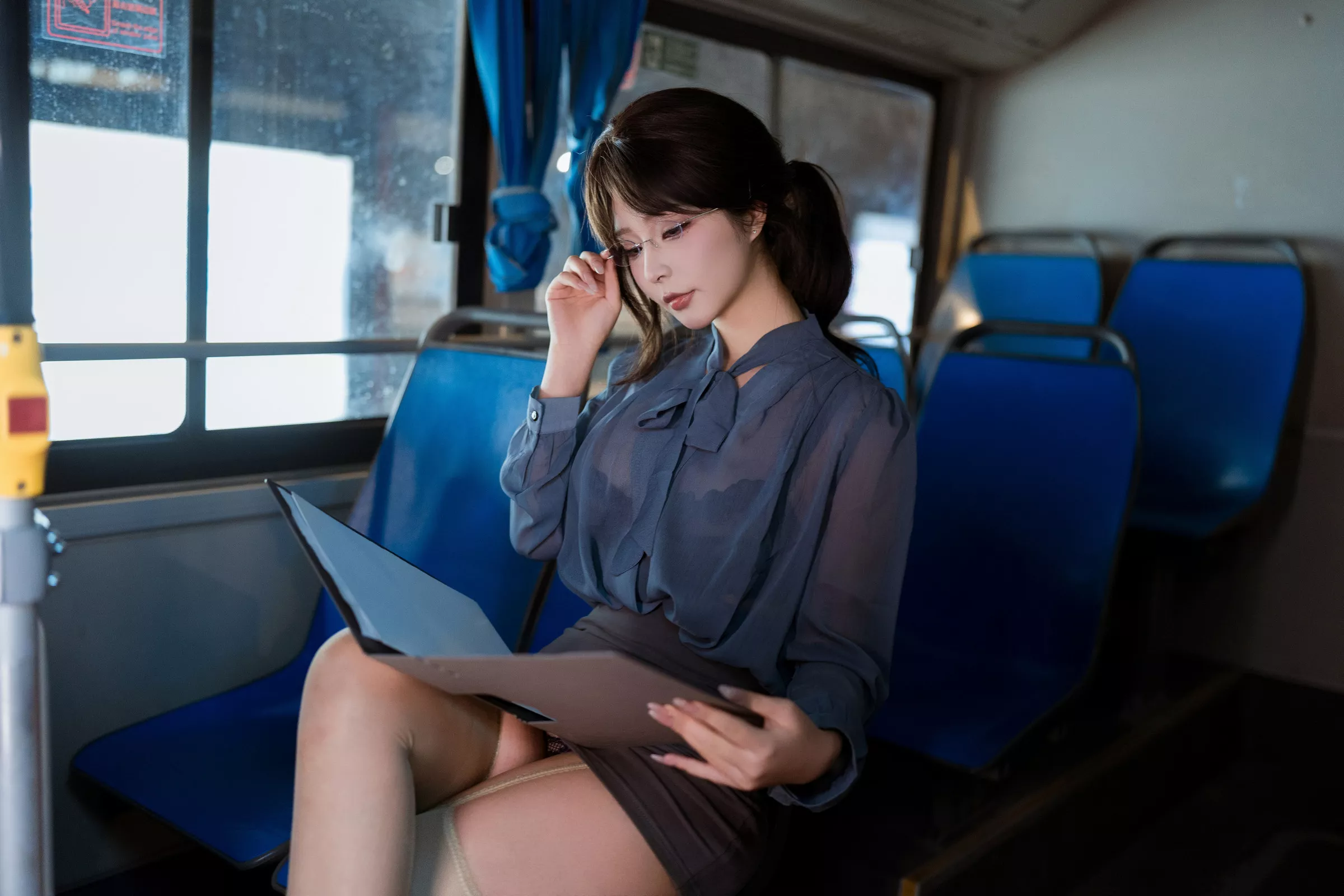 网络美女yuuhui玉汇夜班族主题脱OL制服露黑色蕾丝内衣配肉丝吊袜秀丰腴身姿诱惑写真148P
