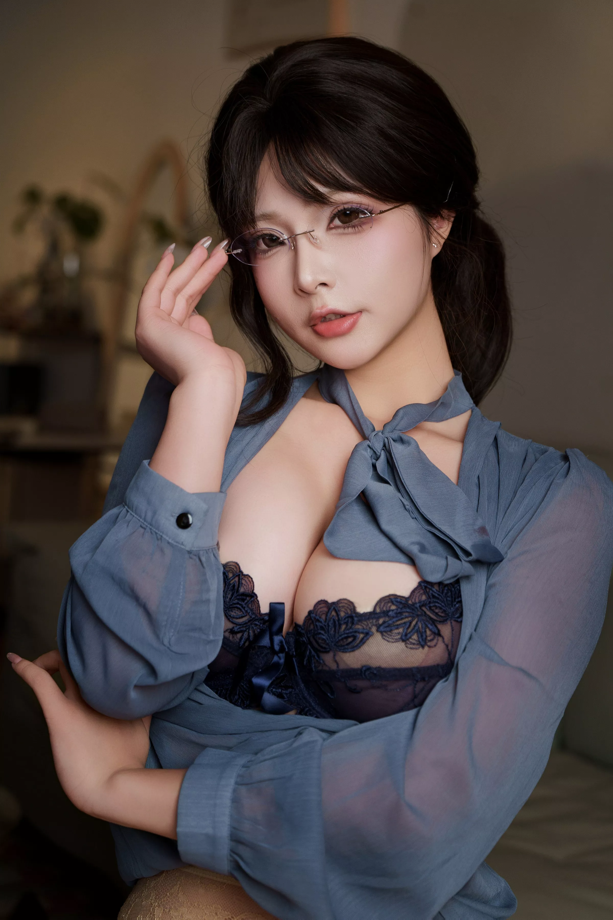 网络美女yuuhui玉汇夜班族主题脱OL制服露黑色蕾丝内衣配肉丝吊袜秀丰腴身姿诱惑写真148P