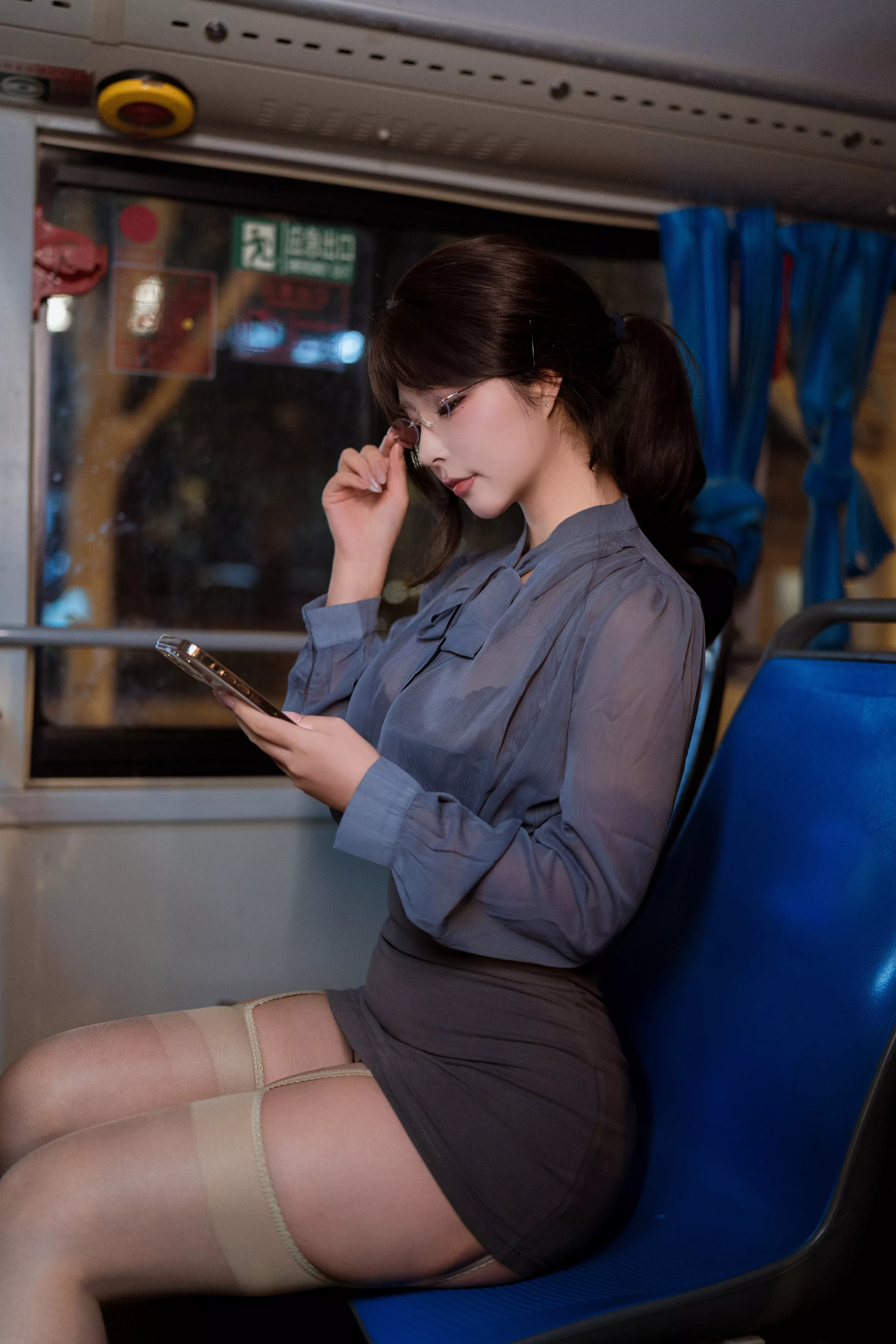 网络美女yuuhui玉汇夜班族主题脱OL制服露黑色蕾丝内衣配肉丝吊袜秀丰腴身姿诱惑写真148P