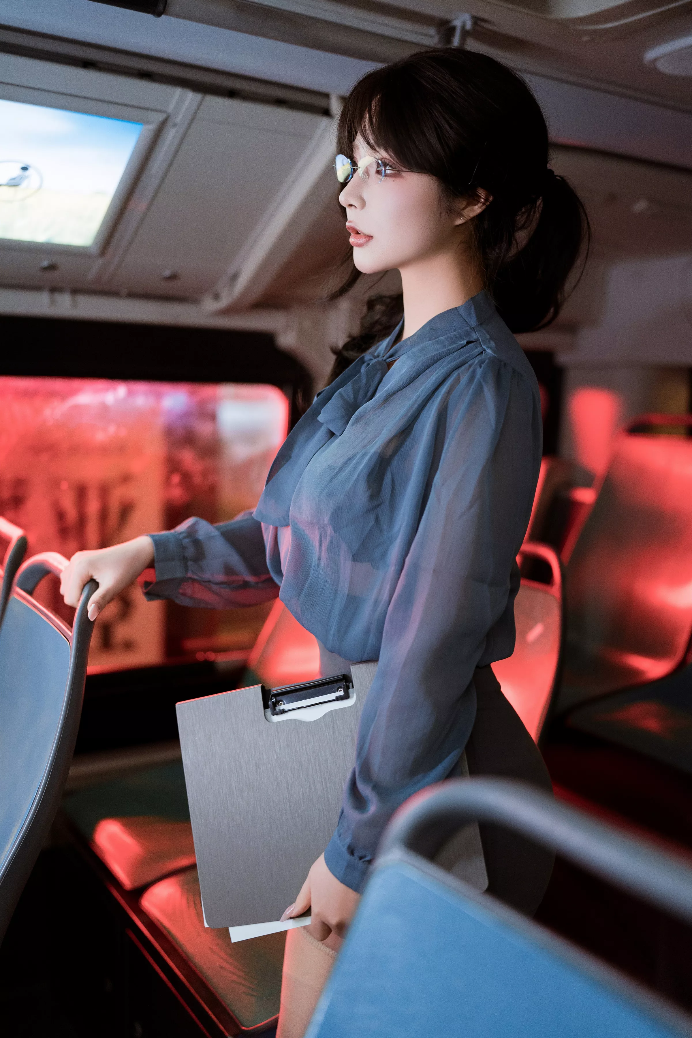 网络美女yuuhui玉汇夜班族主题脱OL制服露黑色蕾丝内衣配肉丝吊袜秀丰腴身姿诱惑写真148P