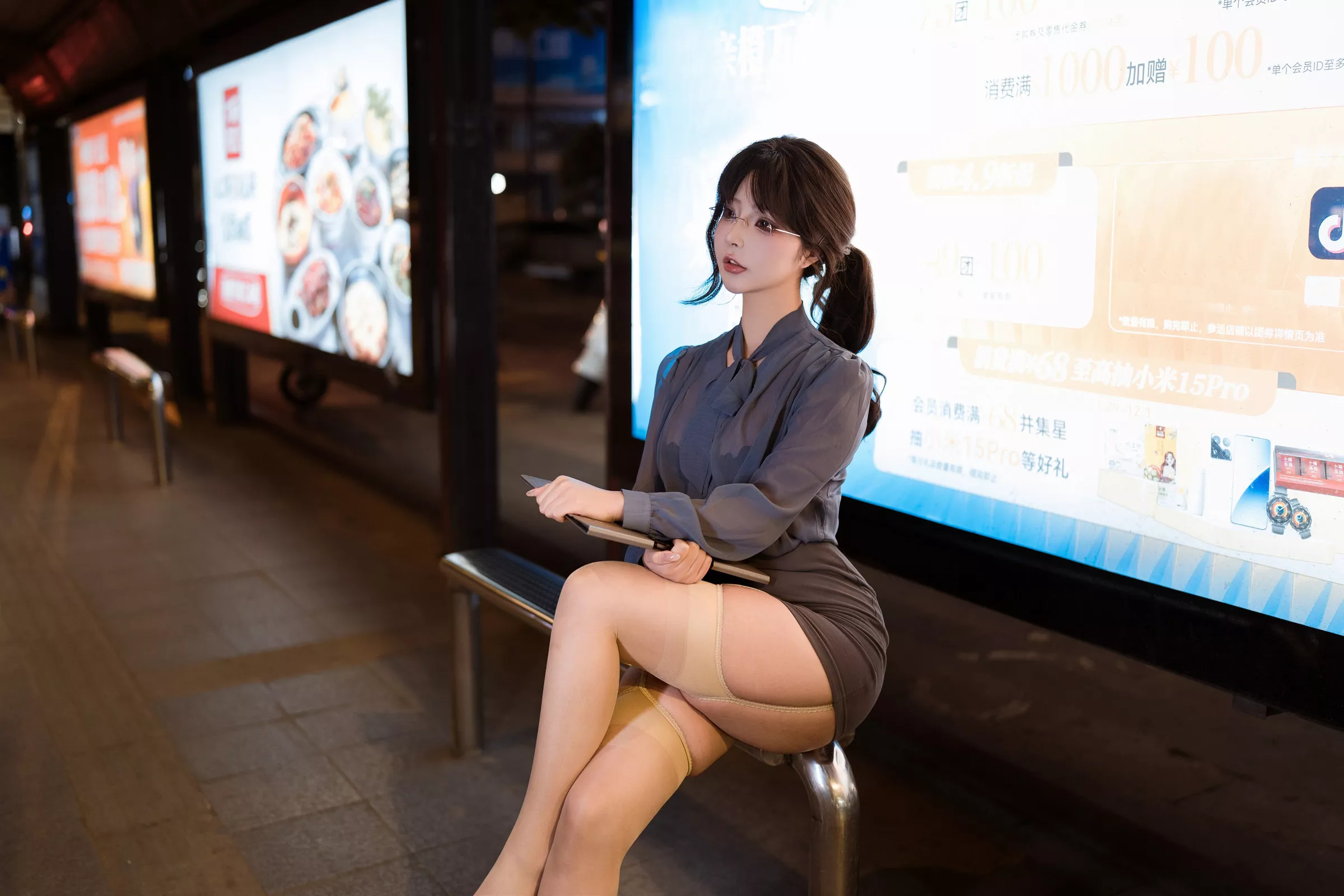 网络美女yuuhui玉汇夜班族主题脱OL制服露黑色蕾丝内衣配肉丝吊袜秀丰腴身姿诱惑写真148P
