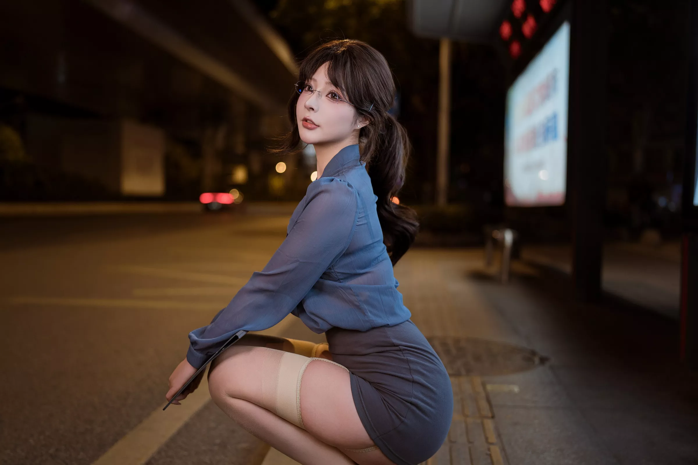 网络美女yuuhui玉汇夜班族主题脱OL制服露黑色蕾丝内衣配肉丝吊袜秀丰腴身姿诱惑写真148P