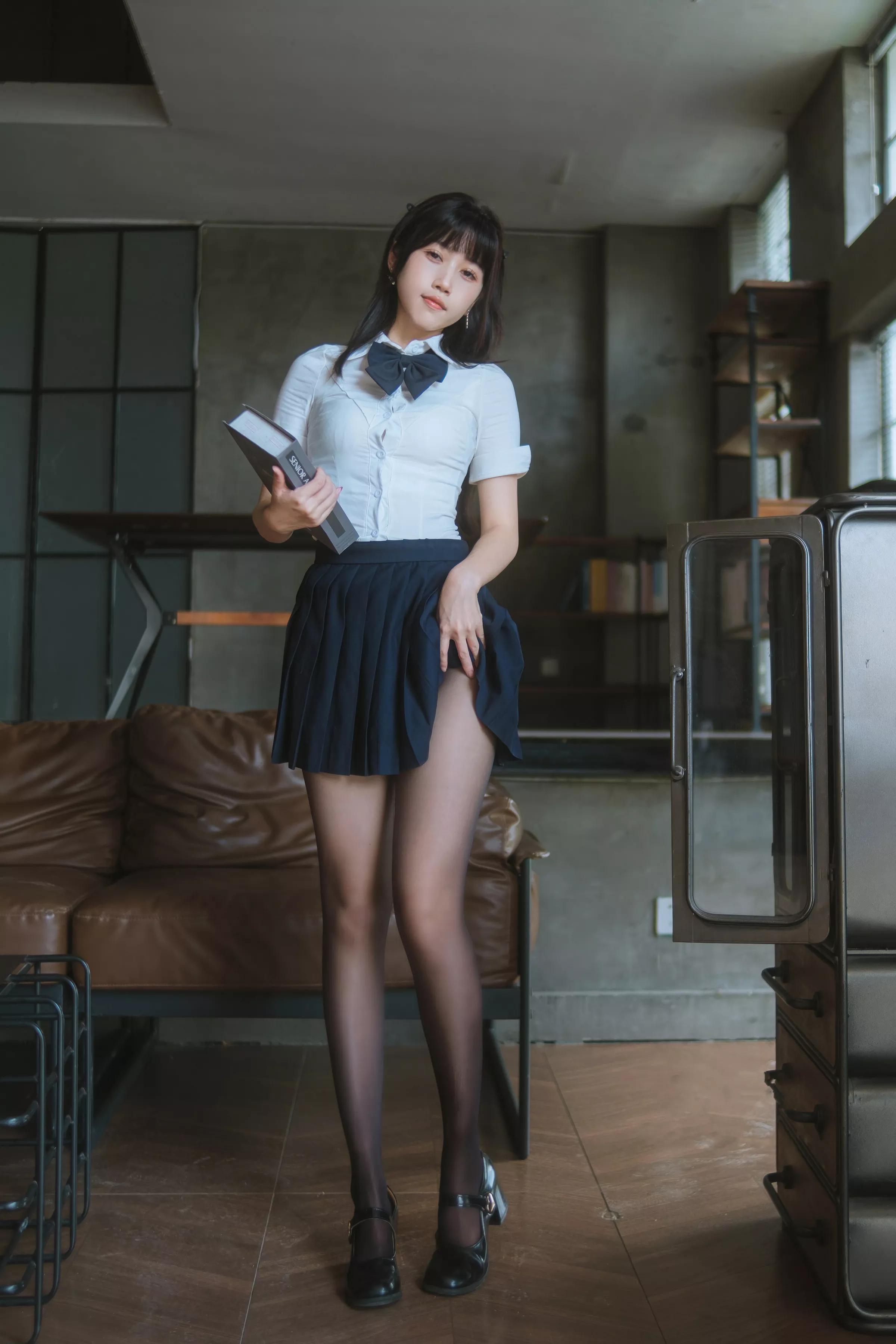 人气Coser不呆猫JK学妹户外主题性感白色短T配黑色百褶裙露超薄黑丝秀曼妙身姿诱惑写真59P