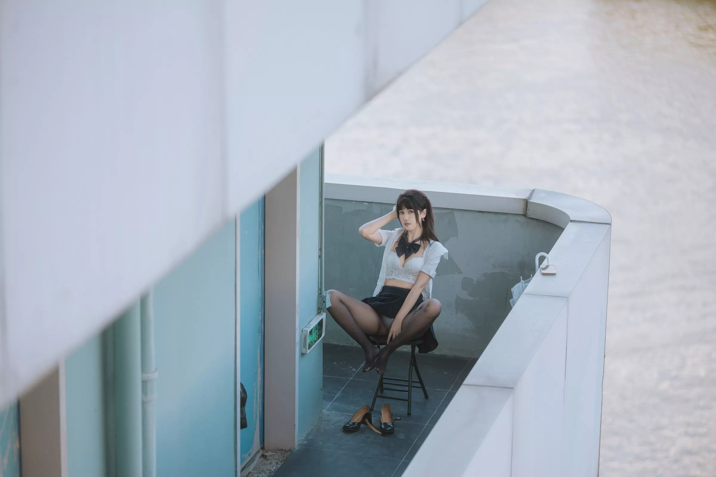 人气Coser不呆猫JK学妹户外主题性感白色短T配黑色百褶裙露超薄黑丝秀曼妙身姿诱惑写真59P