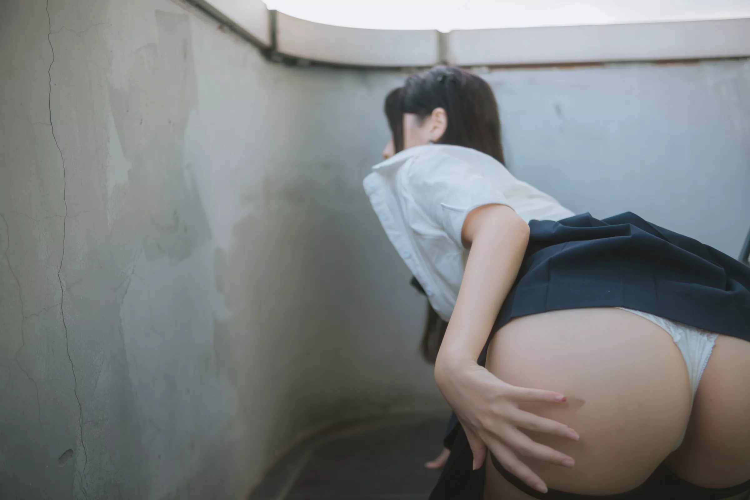 人气Coser不呆猫JK学妹户外主题性感白色短T配黑色百褶裙露超薄黑丝秀曼妙身姿诱惑写真59P