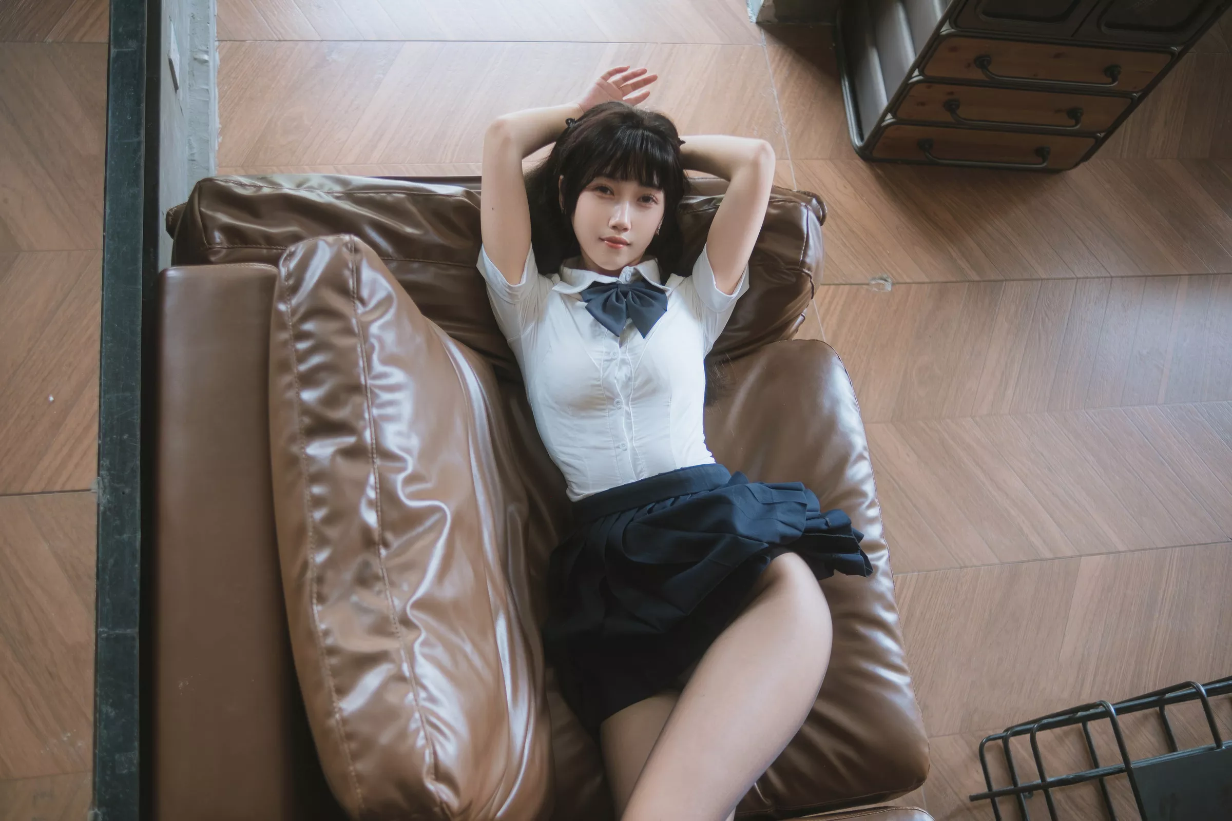 人气Coser不呆猫JK学妹户外主题性感白色短T配黑色百褶裙露超薄黑丝秀曼妙身姿诱惑写真59P