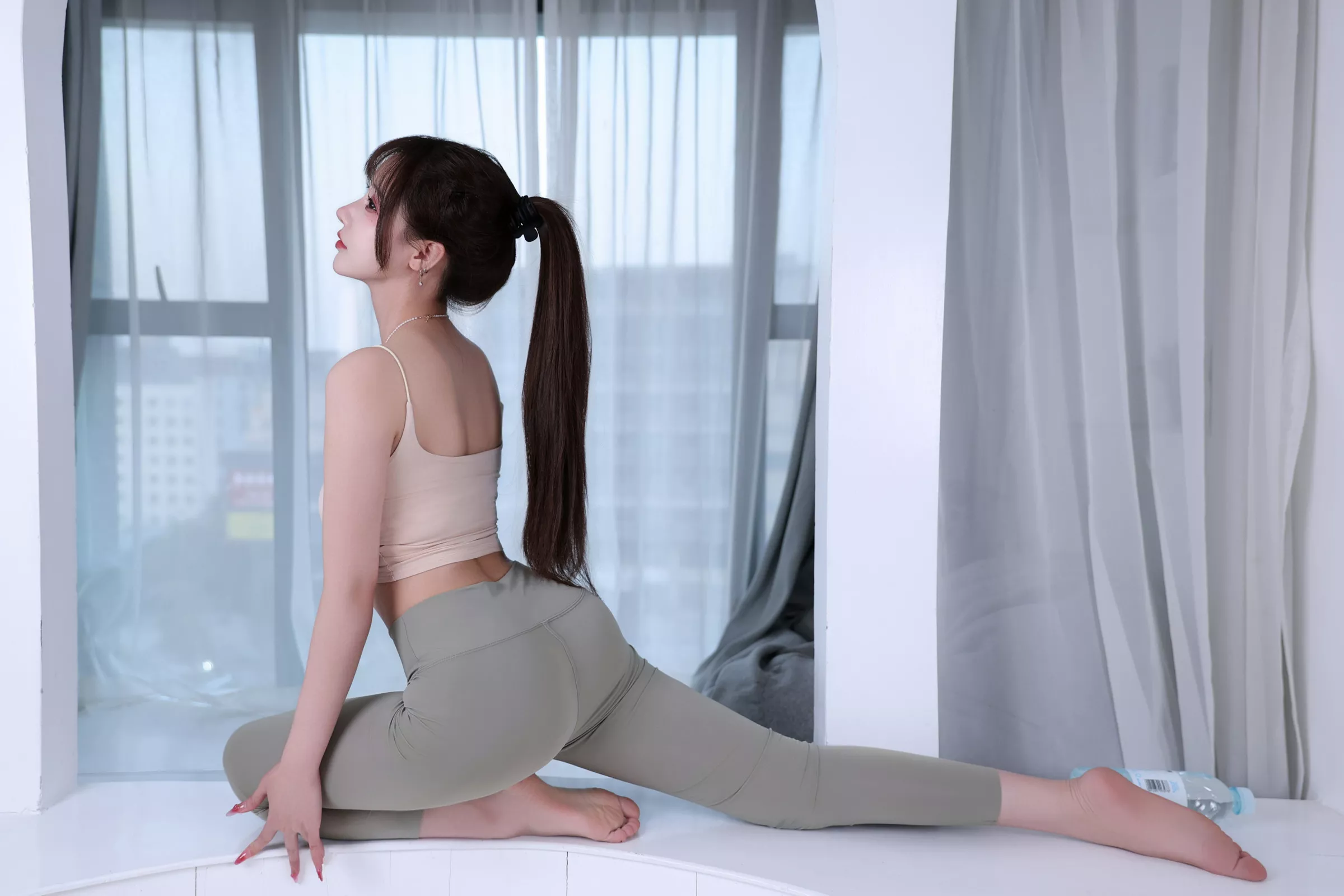网络美女羽生三未瑜伽姐姐主题性感浅色吊带配灰色瑜伽裤紧身秀完美身材撩人诱惑写真42P