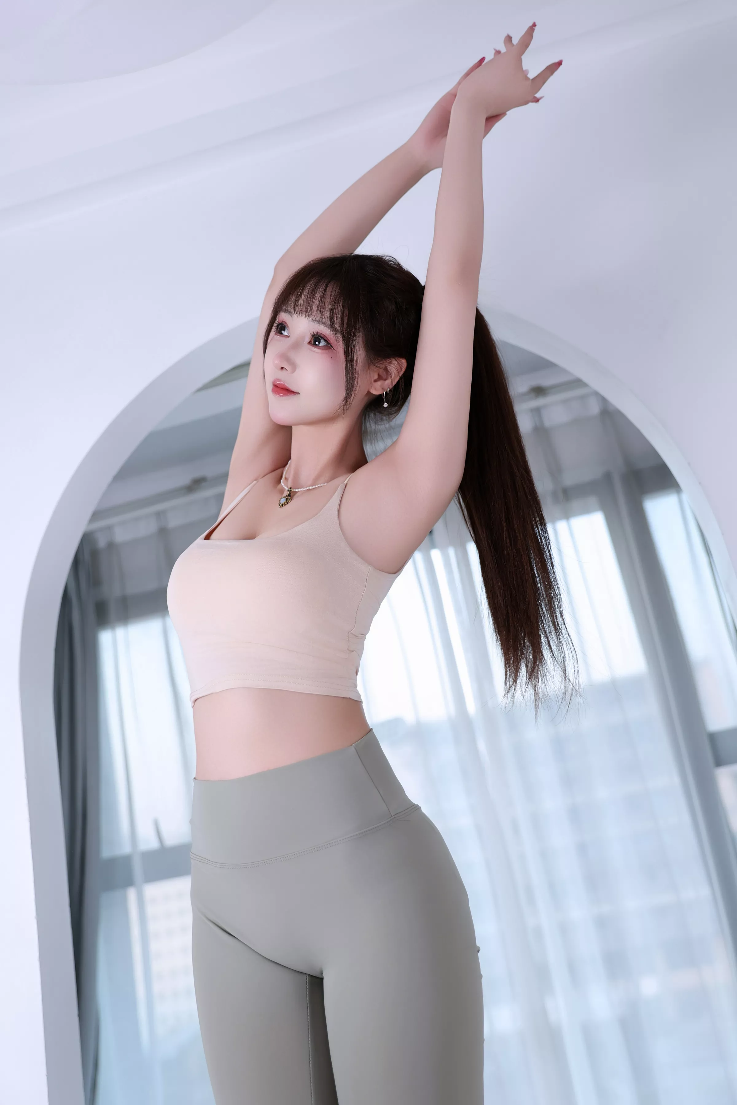 网络美女羽生三未瑜伽姐姐主题性感浅色吊带配灰色瑜伽裤紧身秀完美身材撩人诱惑写真42P