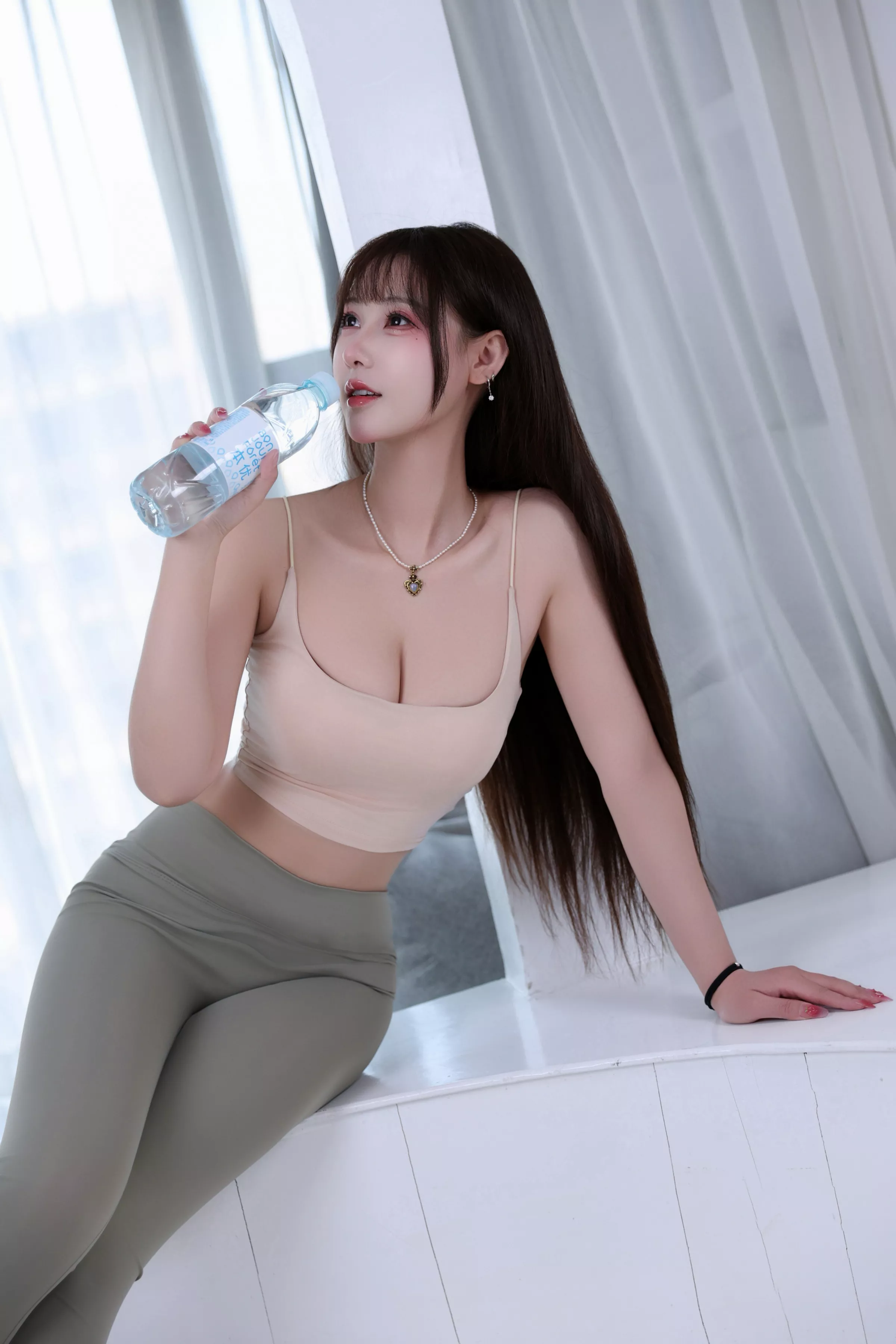 网络美女羽生三未瑜伽姐姐主题性感浅色吊带配灰色瑜伽裤紧身秀完美身材撩人诱惑写真42P