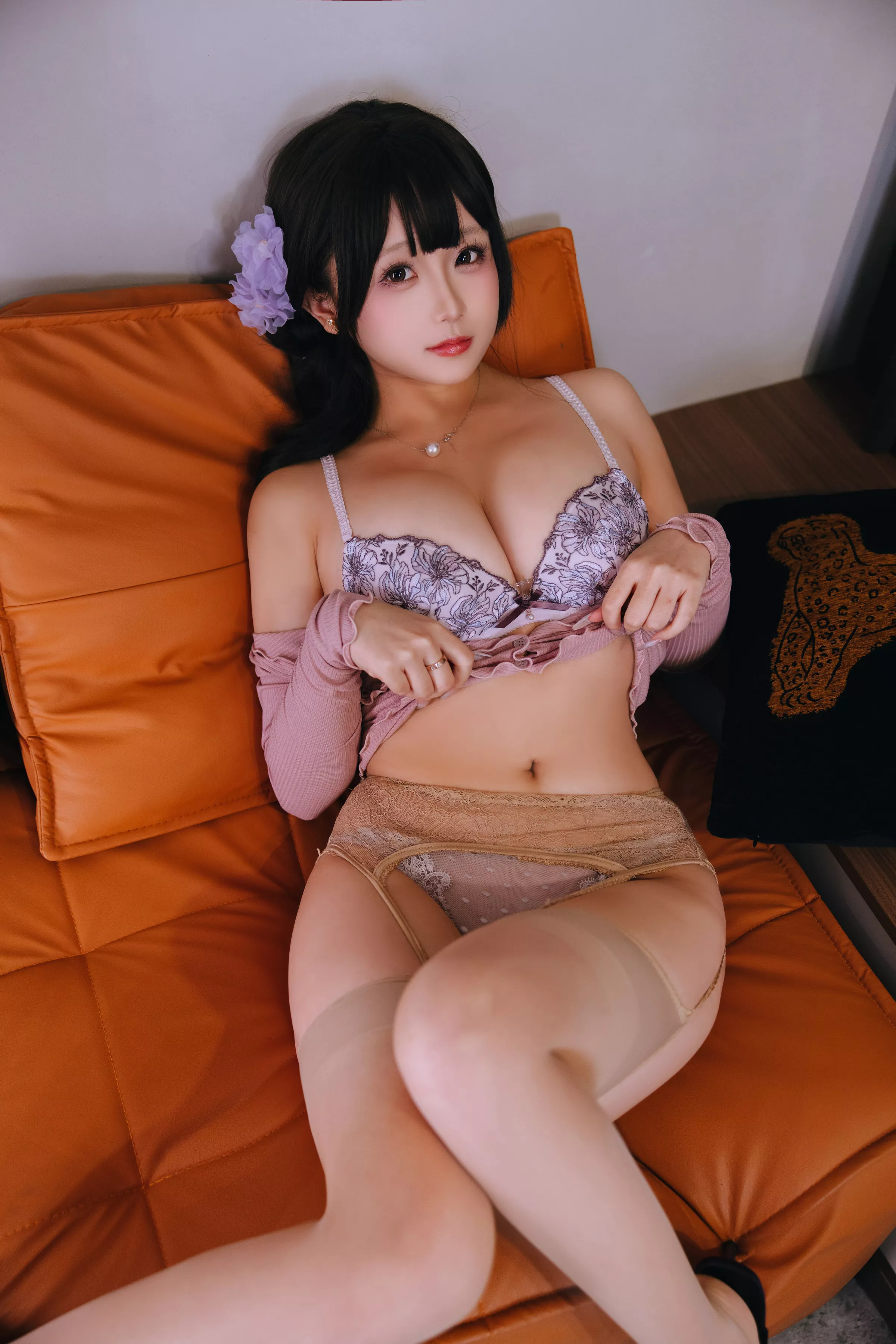 Cosplay美女日奈娇小妈主题私房性感紫色薄纱裙露性感内衣配超薄肉丝秀丰腴身材诱惑写真175P