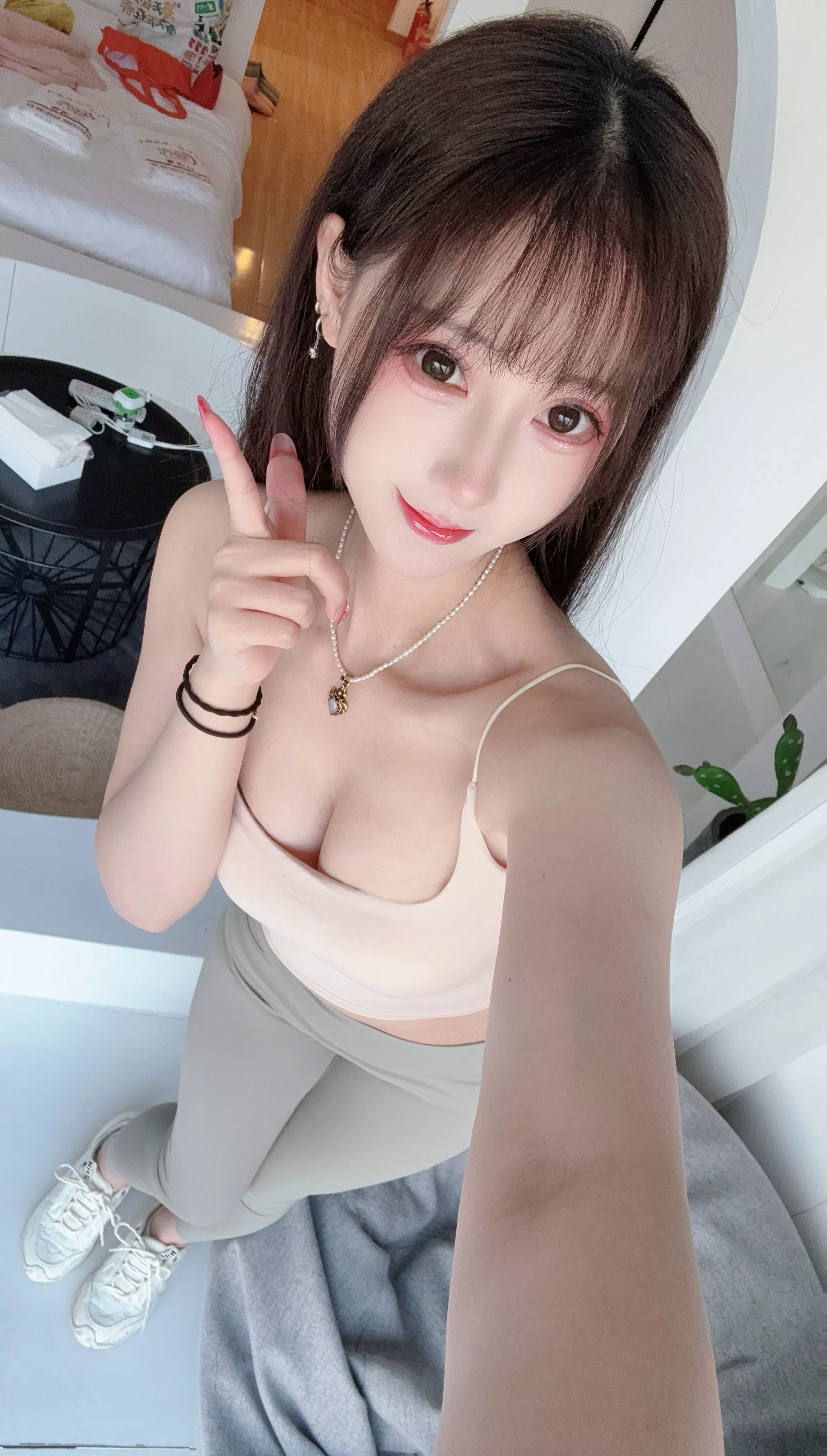 网络美女羽生三未瑜伽姐姐主题性感浅色吊带配灰色瑜伽裤紧身秀完美身材撩人诱惑写真42P