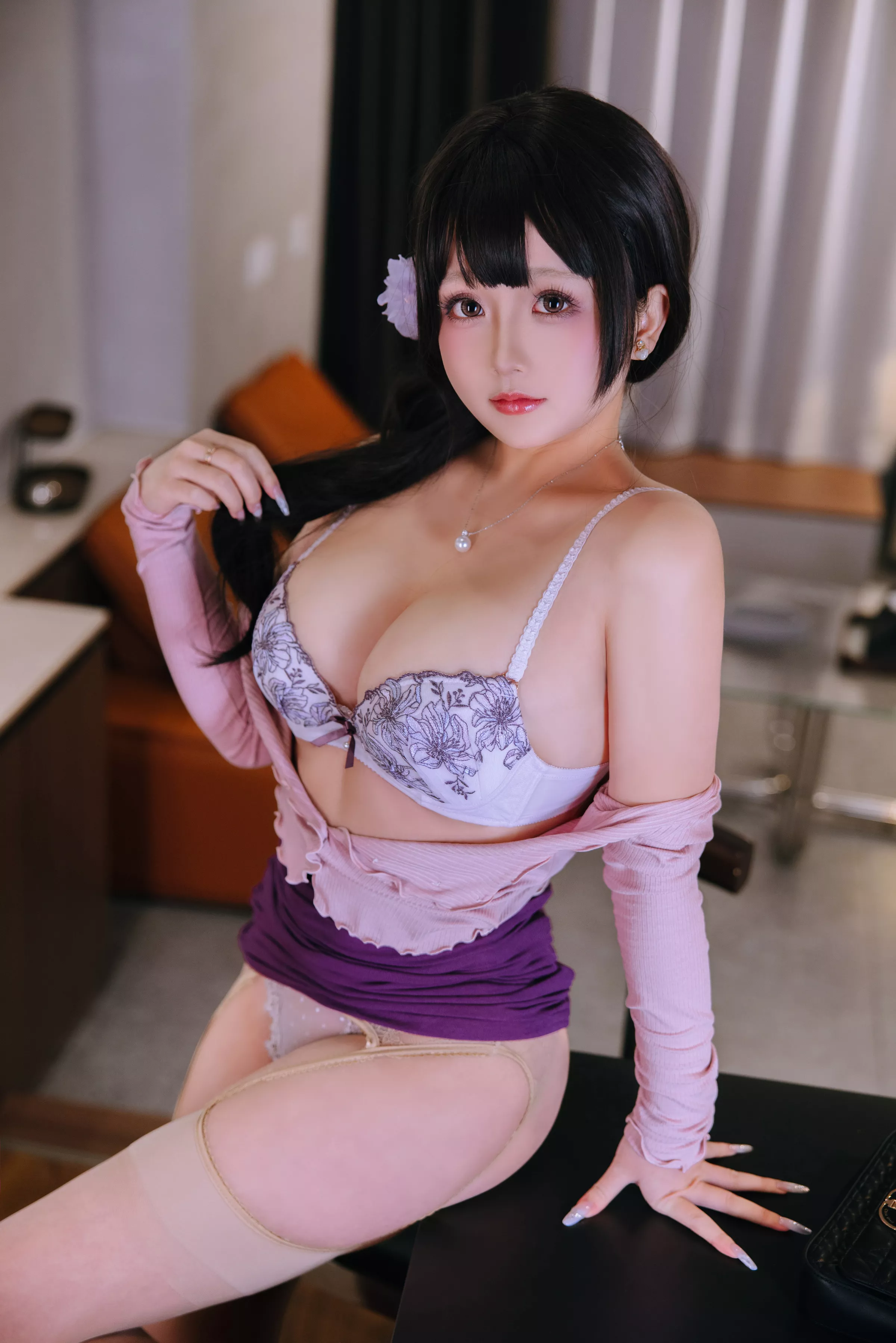 Cosplay美女日奈娇小妈主题私房性感紫色薄纱裙露性感内衣配超薄肉丝秀丰腴身材诱惑写真175P