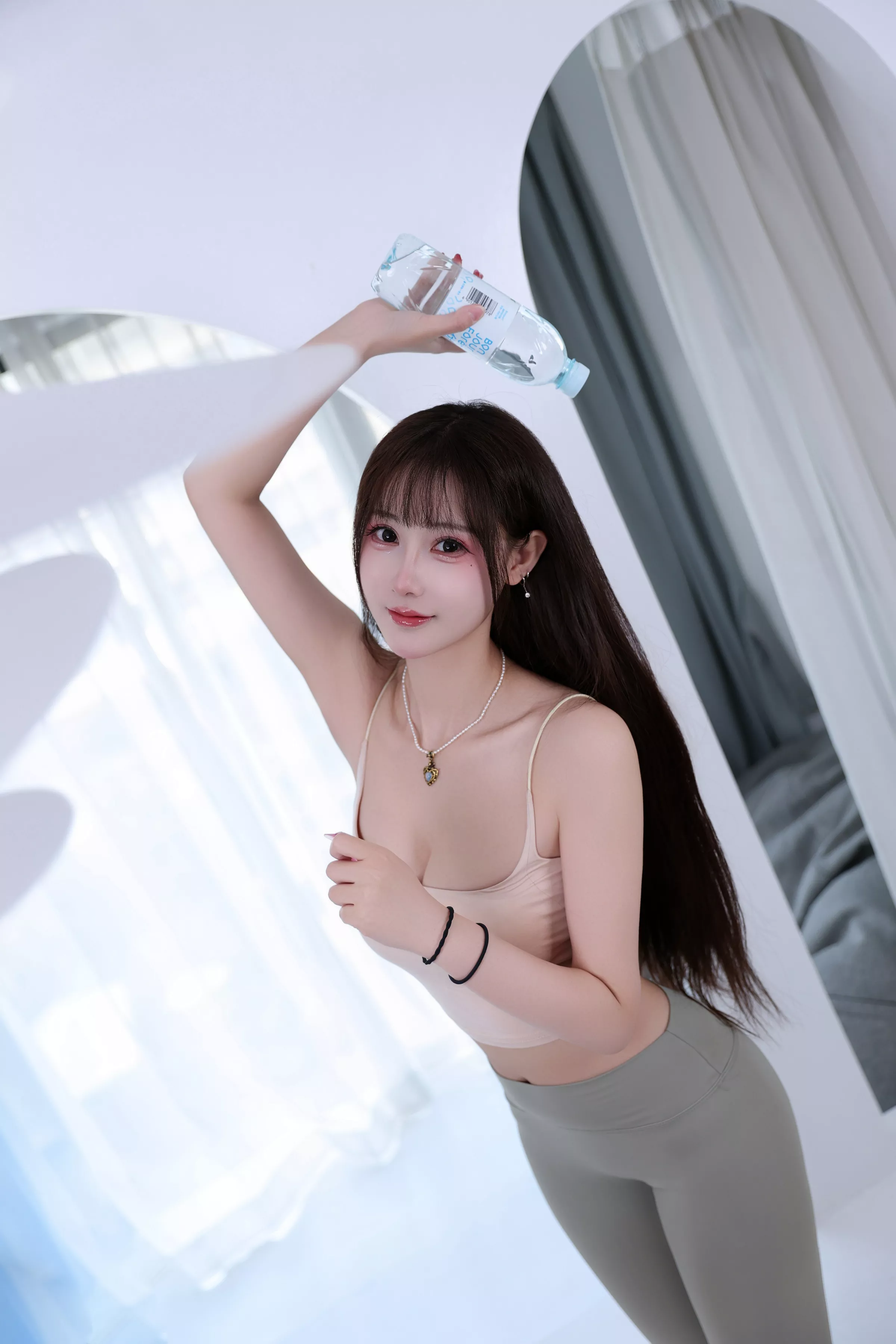 网络美女羽生三未瑜伽姐姐主题性感浅色吊带配灰色瑜伽裤紧身秀完美身材撩人诱惑写真42P