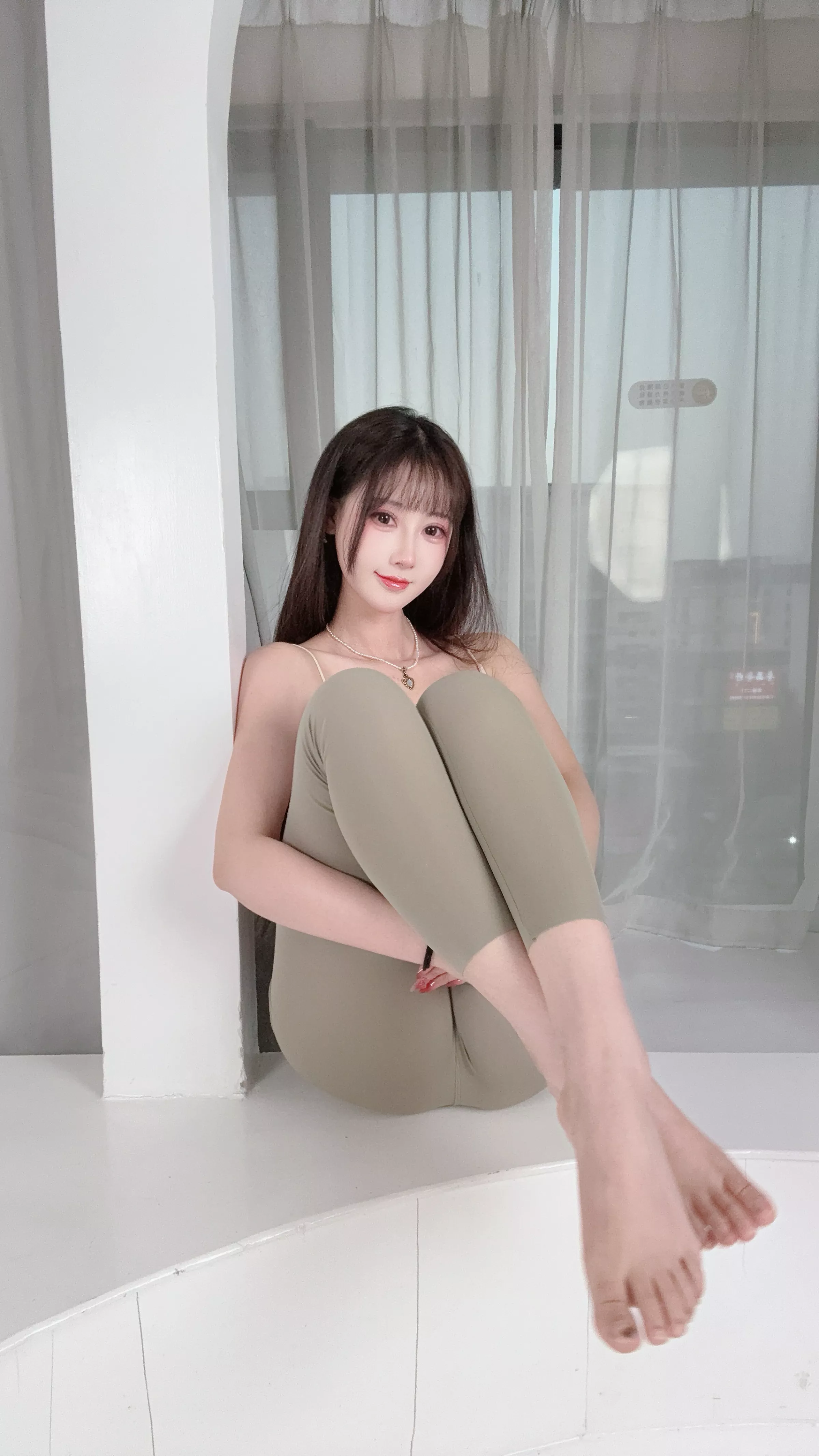 网络美女羽生三未瑜伽姐姐主题性感浅色吊带配灰色瑜伽裤紧身秀完美身材撩人诱惑写真42P