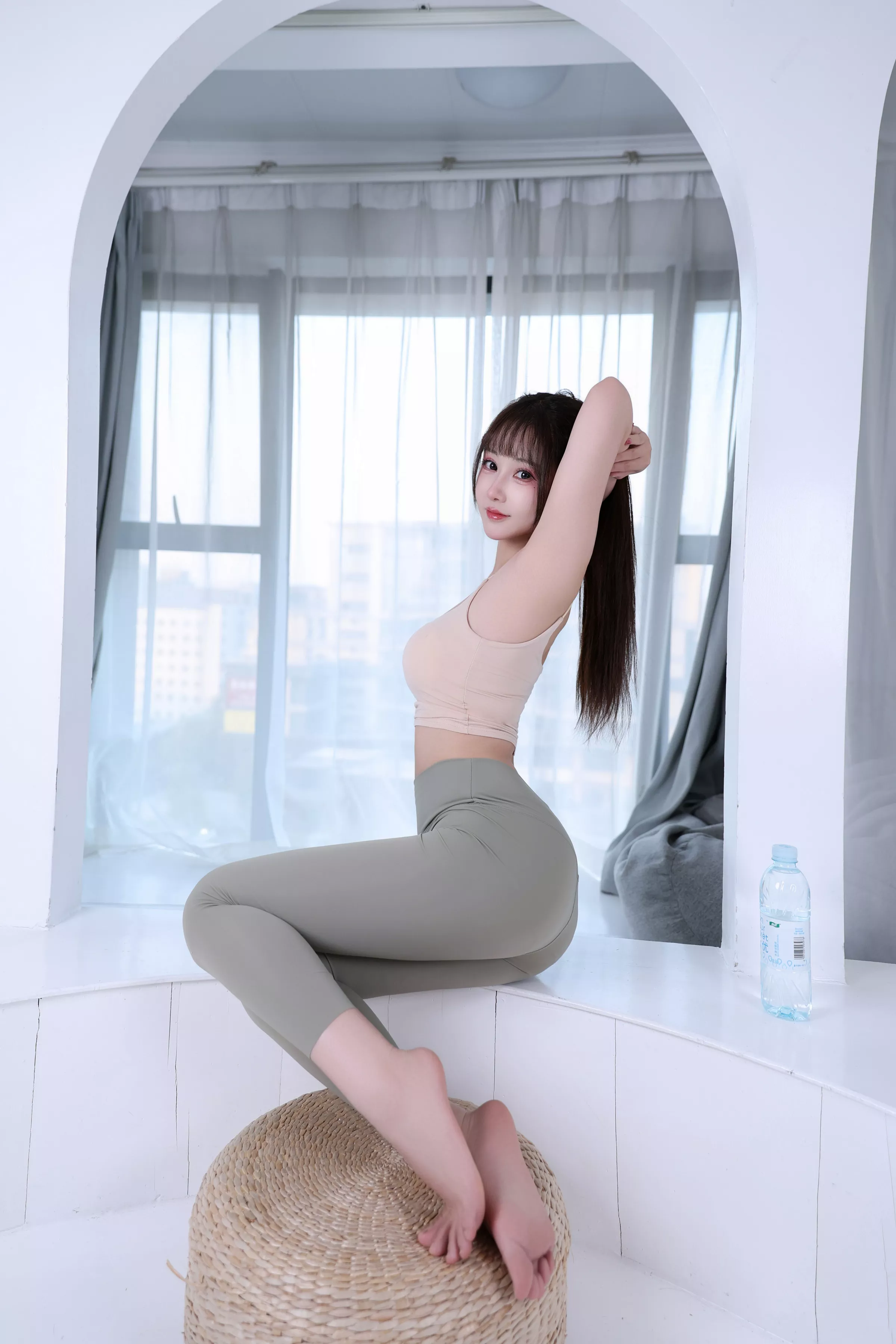 网络美女羽生三未瑜伽姐姐主题性感浅色吊带配灰色瑜伽裤紧身秀完美身材撩人诱惑写真42P