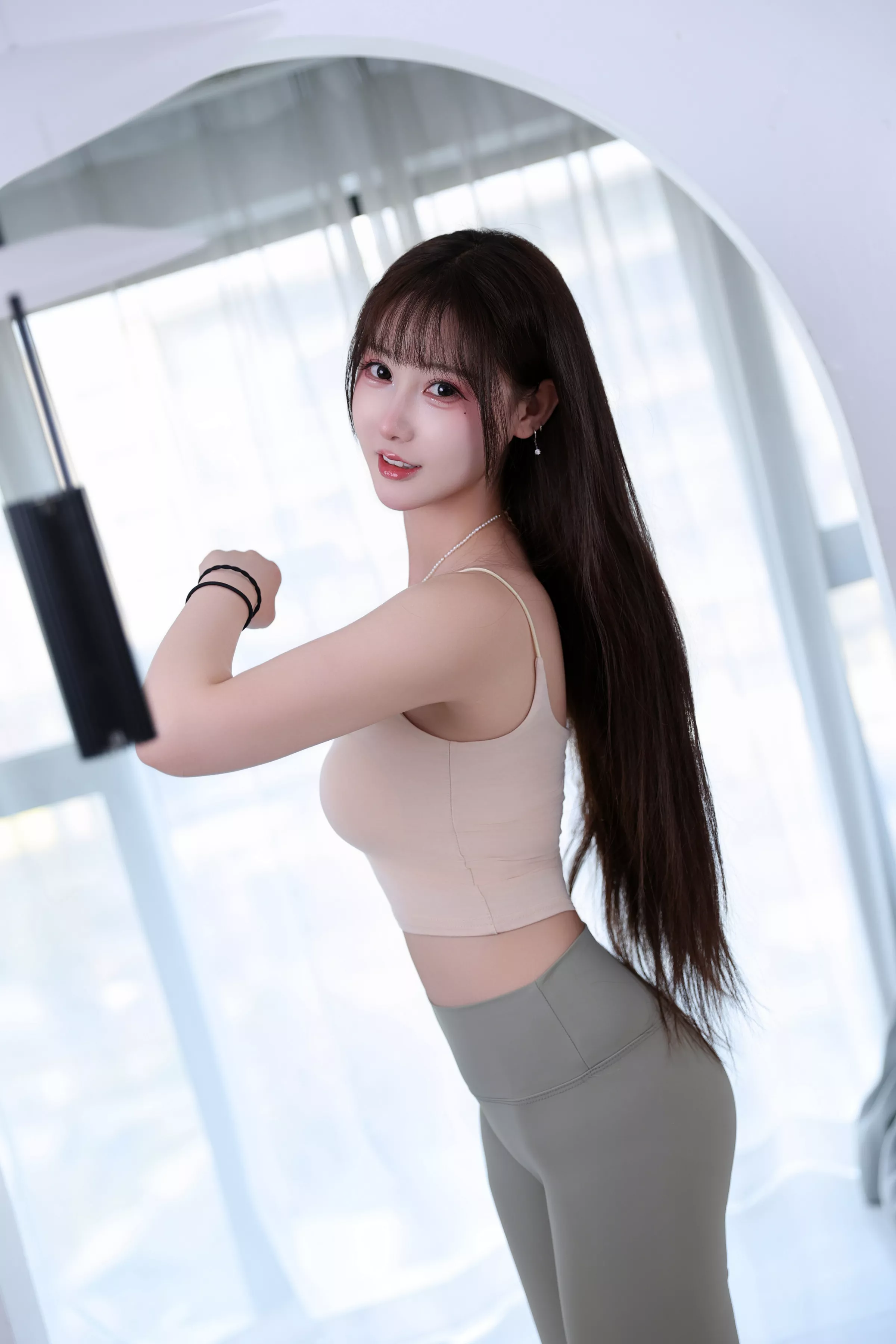 网络美女羽生三未瑜伽姐姐主题性感浅色吊带配灰色瑜伽裤紧身秀完美身材撩人诱惑写真42P
