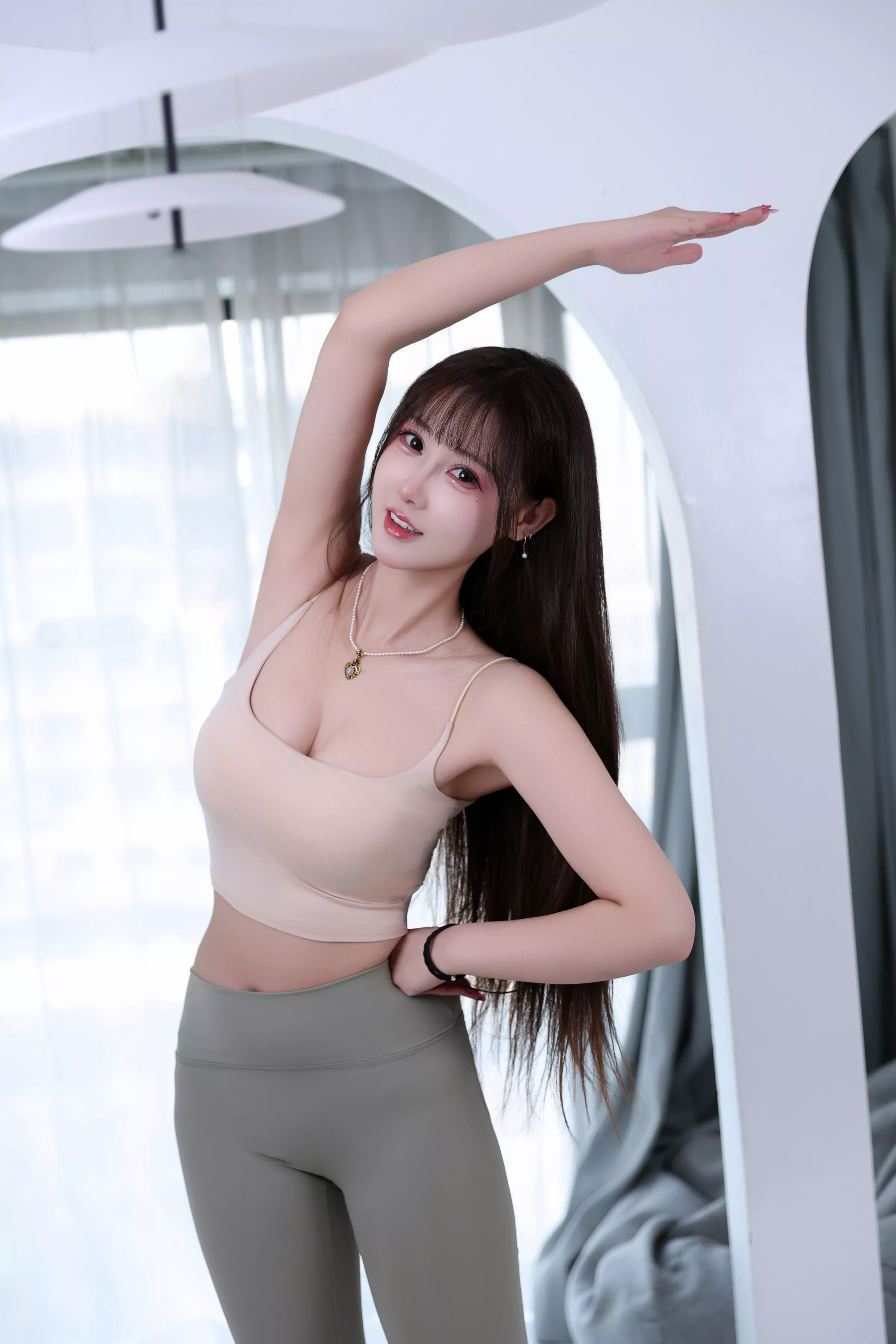 网络美女羽生三未瑜伽姐姐主题性感浅色吊带配灰色瑜伽裤紧身秀完美身材撩人诱惑写真42P