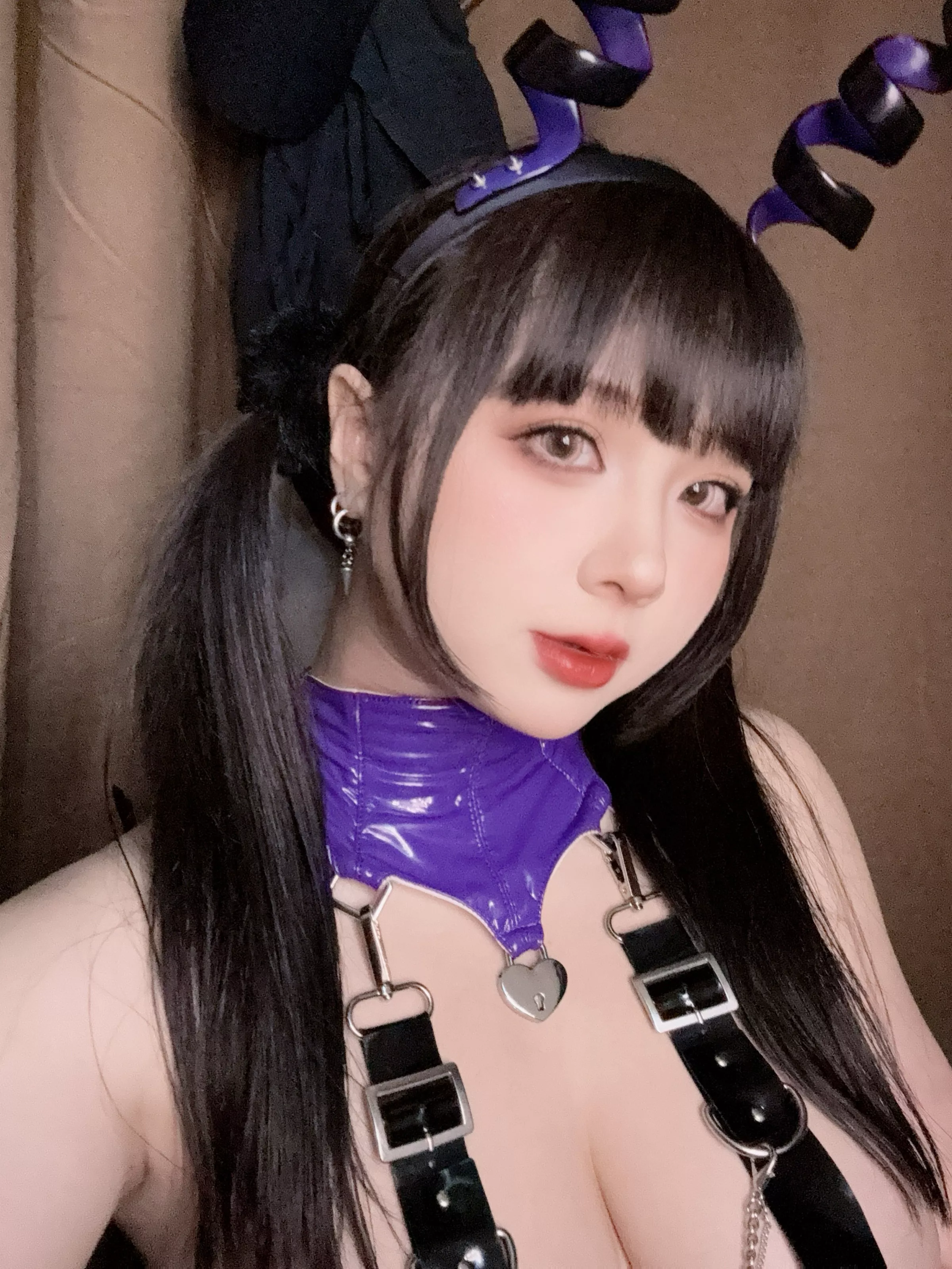 网络美女皮皮奶可可爱了啦赛博魅魔主题性感紫色皮质情趣服饰秀丰满身材惹火诱惑写真100P