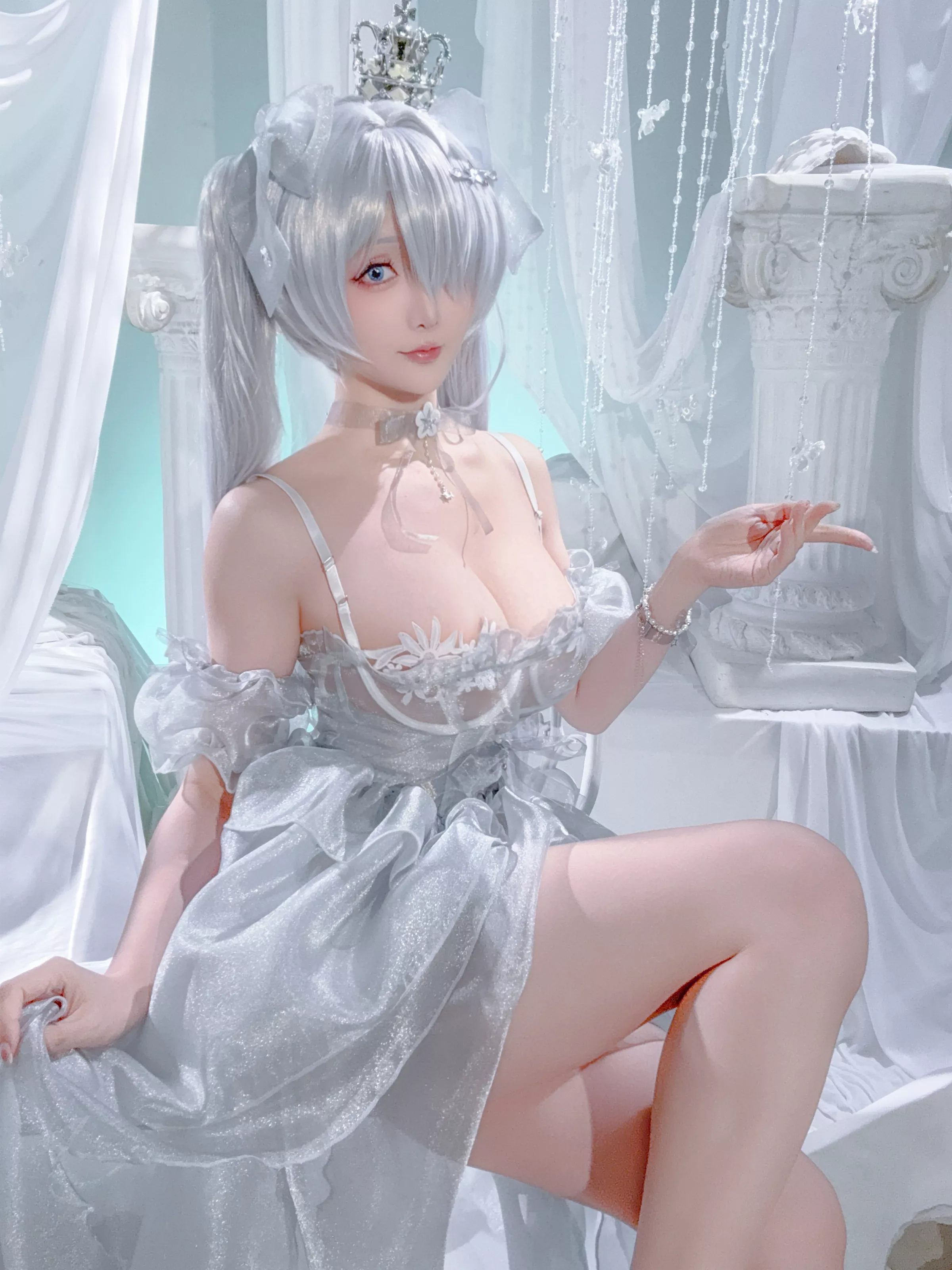 Coser小姐姐星之迟迟25年3月计划D灰姑娘主题性感灰色薄纱长裙秀丰腴身姿诱惑写真37P