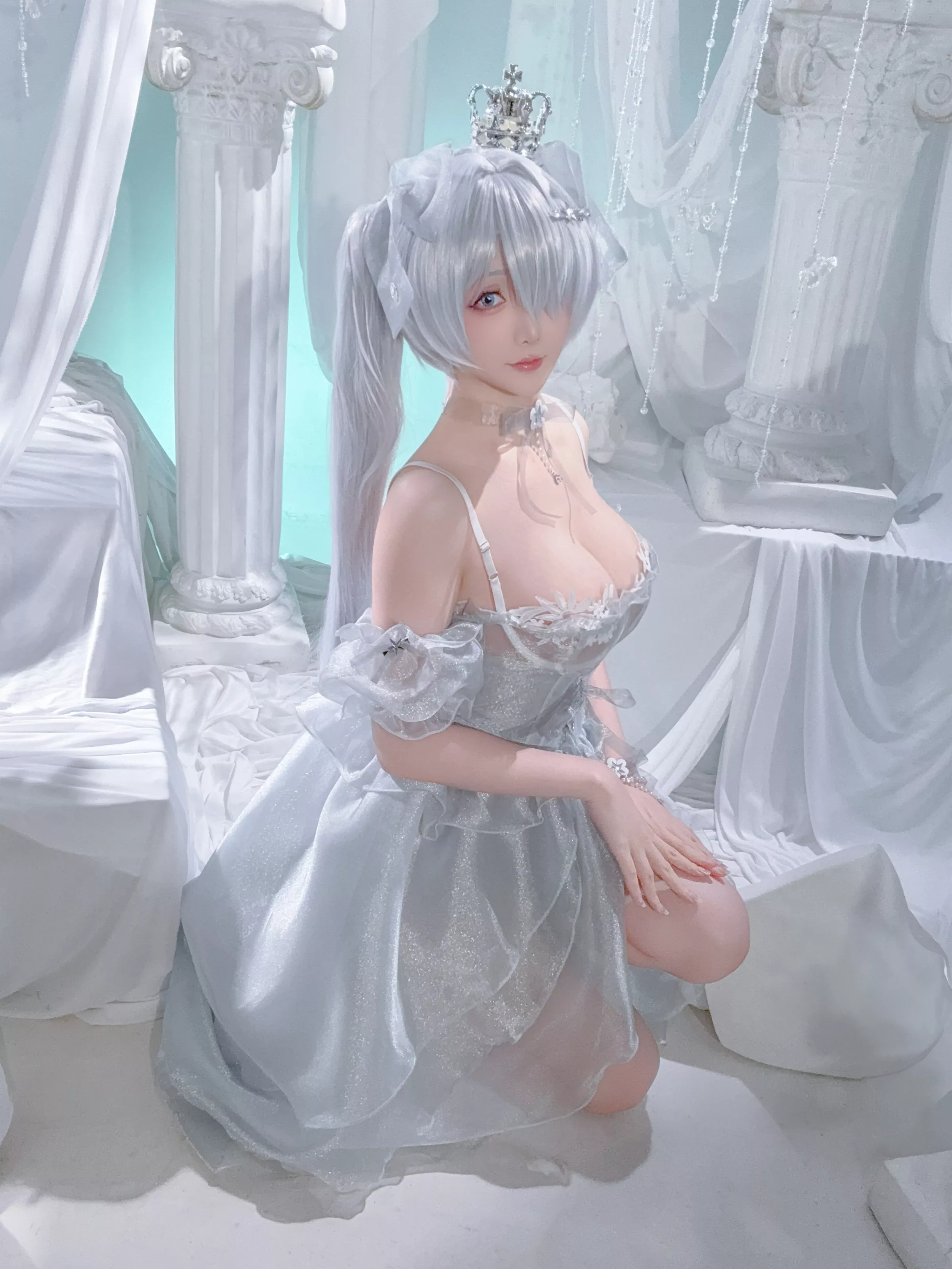 Coser小姐姐星之迟迟25年3月计划D灰姑娘主题性感灰色薄纱长裙秀丰腴身姿诱惑写真37P