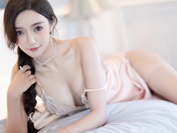 XiuRen第5539期_女神王馨瑶yanni白色露肩服饰+珍珠色睡裙配蕾丝吊袜诱惑写真78P