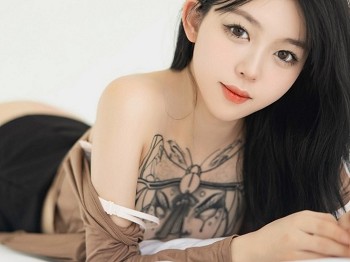XiuRen第5587期_模特奶瓶大理旅拍杏色衣配黑短裙露浅色内衣杏色丝袜诱惑写真100P