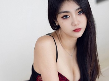 XiuRen第5769期_模特可乐Vicky性感暗红色吊带上衣配黑短裙露超薄黑丝诱惑写真63P