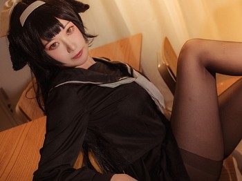 Coser美女贞子蜜桃碧蓝航线主题教室里性感学生制服配超薄黑丝秀美腿诱惑写真35P