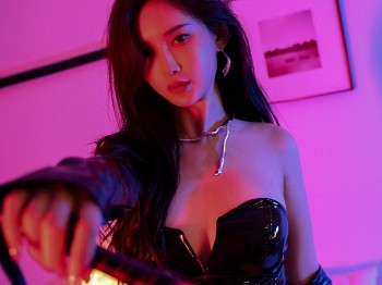 XiuRen第5957期_女神奶瓶土肥圆暗色灯光下黑色皮质服配黑丝裤袜迷人诱惑写真72P