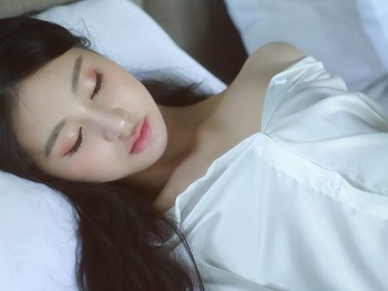 XiuRen第6183期_模特谢晚晚私房床上脱性感白T秀曼妙身姿美轮美奂迷人诱惑写真44P