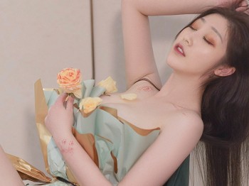XiuRen第6249期_女神妲己_Toxic私房性感浅色露肩连衣短裙秀雪峰美臀诱惑写真85P