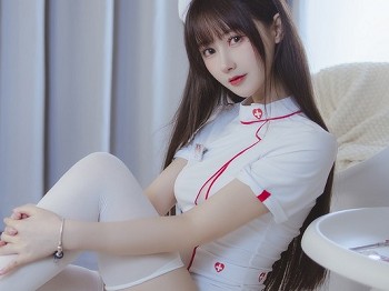 网络美女羽生三未护士主题性感白色护士短裙配白丝袜秀完美身材迷人诱惑写真32P