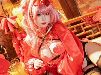 Coser美女七七娜娜子布莱默顿新春旗袍主题性感红色露胸旗袍配黑丝吊袜诱惑写真108P