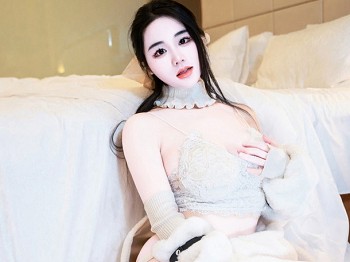 XiuRen第7018期_模特汐汐爱吃草莓白色毛绒外衣露性感白灰蕾丝内衣撩人诱惑写真68P