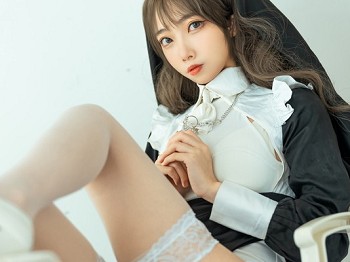 网络美女杏仁曲奇忏悔修女主题黑白修女服饰配白色蕾丝袜秀翘臀美腿诱惑写真45P