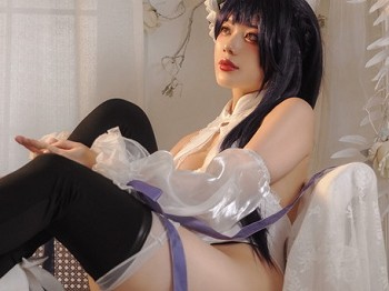 网络美女九言刘易斯主题性感白色旗袍服饰配黑丝袜半脱秀丰满身材诱惑写真33P