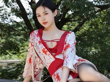 XiuRen第7177期_模特米粒子脱性感和服露红色蕾丝内衣配黑丝吊袜迷人诱惑写真50P