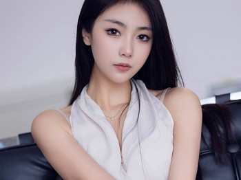 XiuRen第7387期_模特可乐Vicky性感白上衣配杏色短裙露超薄黑丝秀美腿诱惑写真82P