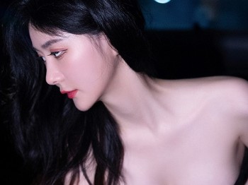 XiuRen第7431期_女神幼幼车内场景黑色薄纱上衣配黑皮短裙露闪亮肉丝诱惑写真83P