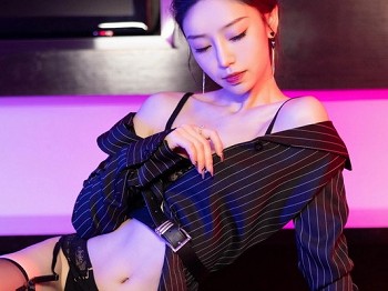 XiuRen第7611期_模特苏曼兮黑色条纹衬衫露黑色内衣配黑丝吊袜秀翘臀诱惑写真90P