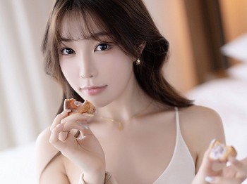 XiuRen第7647期_女神徐莉芝Booty性感暖灰色上衣配白色短裤秀曼妙身姿诱惑写真82P