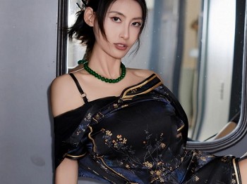 XiuRen第7656期_模特Lingyu69性感深色旗袍服饰露黑色内衣配黑丝吊袜诱惑写真61P