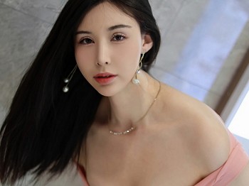 XiuRen第7741期_模特曼柔粉色连衣裙露粉色蕾丝内衣配无内肉丝秀翘臀诱惑写真75P