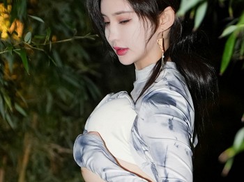 XiuRen第7744期_女神Carol周妍希户外性感长旗袍露白色内衣秀完美身材诱惑写真77P