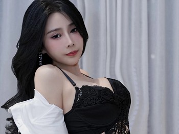 XiuRen第7761期_模特草莓mm性感白色上衣配黑短裙露开档黑丝秀美腿诱惑写真66P