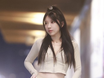 斗鱼主播小女巫露娜芳踪主题户外白色上衣配性感白色短裤露超薄肉丝秀美腿诱惑写真45P