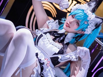 网络美女Natsuko夏夏子Nikke胜利女神主题性感黑白女仆装配白丝吊袜秀完美身材诱惑写真64P