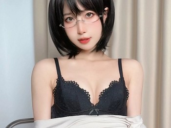 Coser美女布丁大法牛仔裤学姐主题私房性感牛仔内衣配开档肉丝秀翘臀美腿撩人诱惑写真42P